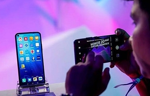 bloomberg doanh so dien thoai cua huawei co the sut giam toi 60