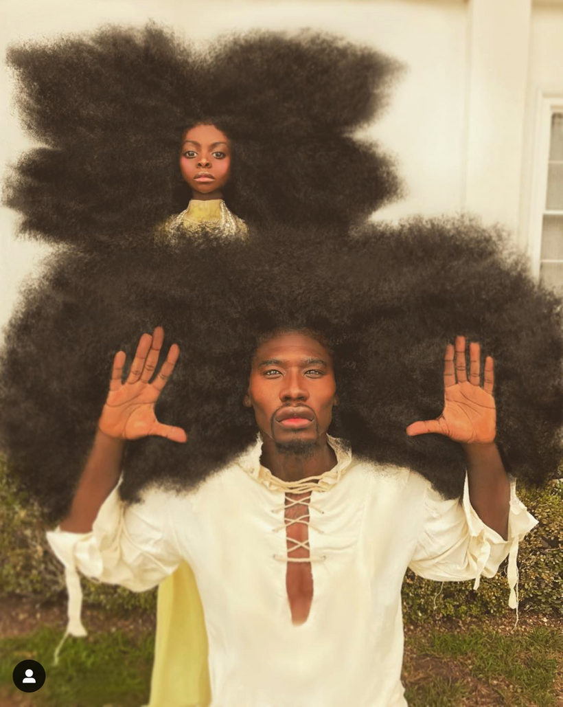 Người mẫu, nghệ sĩ Benny Harlem đã trở nên nổi tiếng vào năm 2016 khi các bức ảnh với quả đầu xoăn bồng bềnh đậm chất châu Phi được đăng tải trên mạng xã hội. Và con gái anh, bé Jaxyn cũng có mái tóc giống cha chỉ làm các bức ảnh càng được yêu thích thêm. 3935 screen shot 2020 06 15 at 11 16 00 1592194634