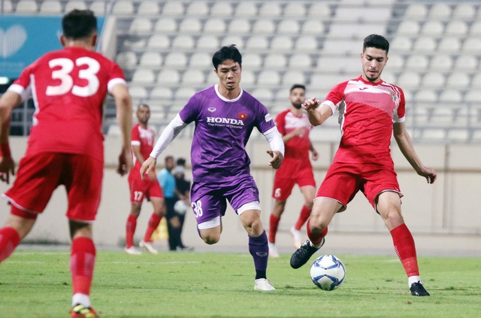 Đội tuyển Việt Nam 1 - Jordan: Thủ môn Văn Toản cản phá xuất thần, nhiều tuyển thủ Việt Nam phải chườm đá; HLV Vital Borkelmans chia sẻ với báo giới Đội tuyển Việt Nam 1 - Jordan: Thủ môn Văn Toản cản phá xuất thần, nhiều tuyển thủ Việt Nam phải chườm đá; HLV Vital Borkelmans chia sẻ với báo giới