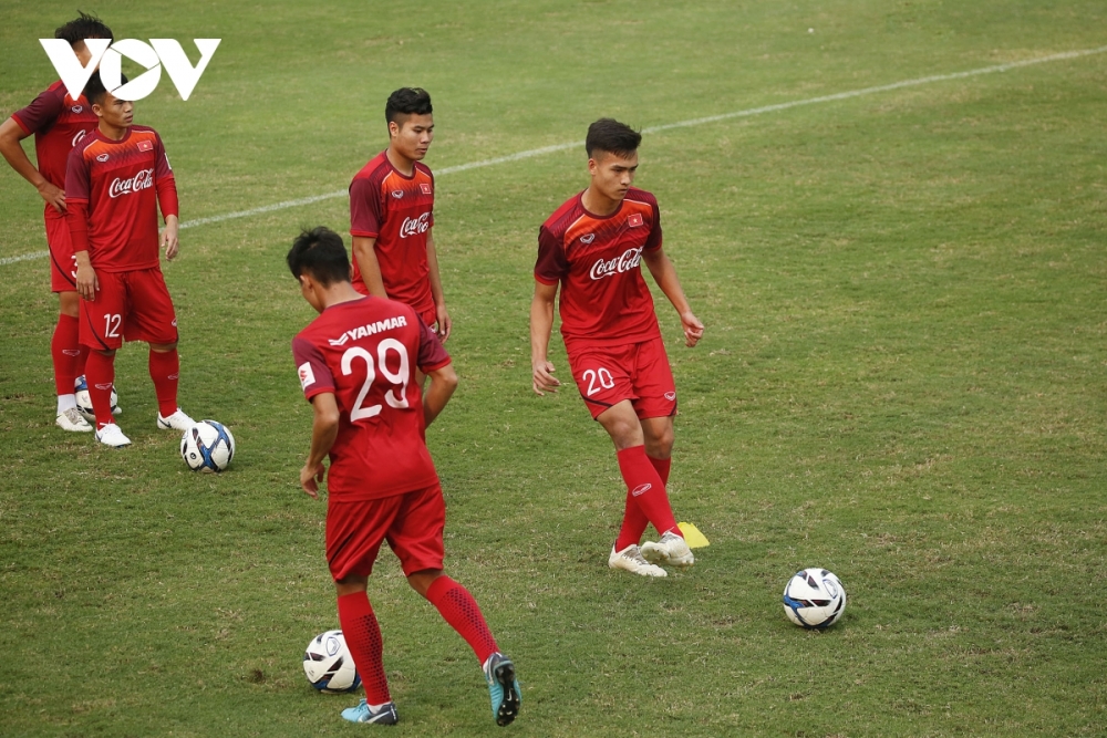 Tiền đạo Bùi Hoàng Việt Anh: Sở hữu thể hình lý tưởng và cái duyên ghi bàn kỳ lạ giống Thành Chung, Việt Anh cũng thường xuyên được kéo lên tuyến đầu ở Hà Nội FC. Bàn thắng đáng nhớ nhất của trung vệ này có lẽ là pha dứt điểm tung lưới Viettel, mang về danh hiệu Siêu Cúp Quốc gia hồi đầu năm nay.