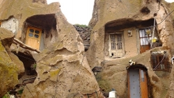 Chiêm ngưỡng những ngôi nhà độc đáo hơn 700 năm tuổi trong núi đá tại một ngôi làng cổ của Iran
