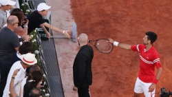 Roland Garros 2021: Djokovic vô địch và tặng vợt cho fan nhí