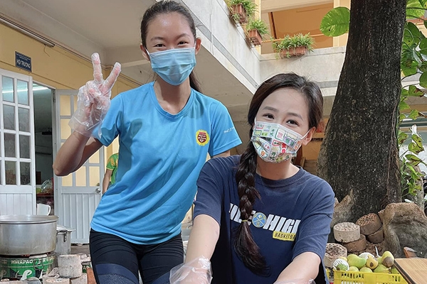 Sáng 15/6, Mai Phương Thúy chia sẻ hình ảnh cô ngồi xếp các phần ăn sáng cho y bác sĩ BV Bệnh Nhiệt đới. Đây là ngày đầu tiên Mai Phương Thúy tham gia cùng đội tình nguyện dù đã đăng ký từ sớm nhưng vì gặp vấn đề sức khỏe. Tổng số ca dương tính tại bệnh viện là 55 ca, tập trung ở các phòng ban thuộc khối hậu cần, trước đó đã được tiêm vaccine Covid-19 hai liều.