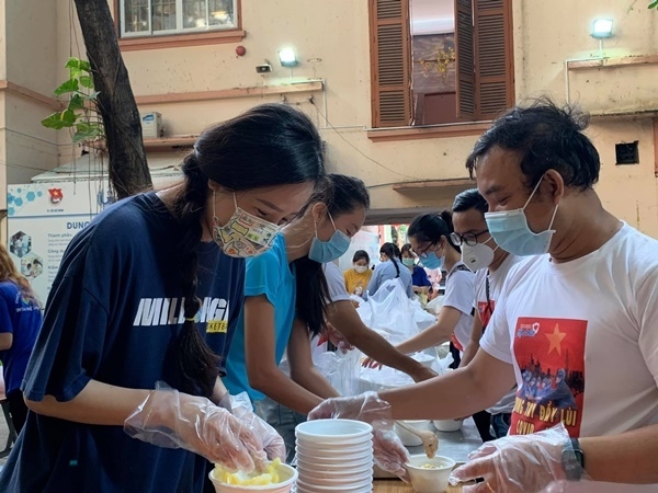 Hoa hậu Mai Phương Thúy tham gia đội tình nguyện phòng chống Covid-19 tại TP. Hồ Chí Minh