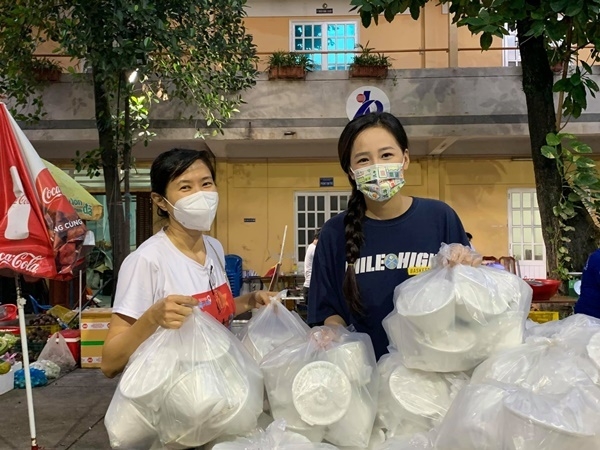 Hoa hậu Mai Phương Thúy tham gia đội tình nguyện phòng chống Covid-19 tại TP. Hồ Chí Minh