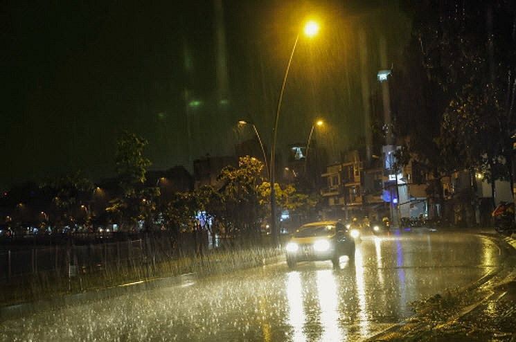 Dự báo thời tiết Hà Nội từ nay (23/6) chiều tối và đêm có lúc có mưa rào và dông; trong mưa dông có khả năng xảy ra lốc, sét và gió giật mạnh. (Nguồn: Dân Việt)