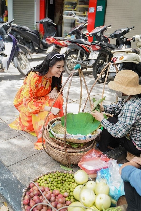 Hoa hậu Indonesia thích thú khám phá ẩm thực Hà Nội