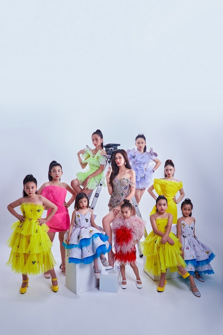 Hoa hậu Đỗ Thị Hà khoe vai trần bên dàn mẫu nhí của câu lạc bộ Pinkids.