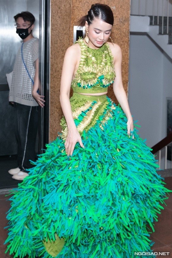 Hoàng Thùy Linh diện thiết kế lấy cảm hứng từ cây cỏ đến buổi họp báo ở một nhà hát. Cô ví mình như ngọn cỏ nhỏ bé trong dự án, nhận được sự hỗ trợ từ nhiều tài năng nghệ thuật lớn.