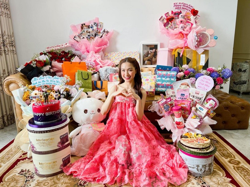 Hòa Minzy đón sinh nhật tròn 27 tuổi hôm 31/5 và hạnh phúc khi nhận rất nhiều lời chúc từ gia đình, bạn bè và người hâm mộ.