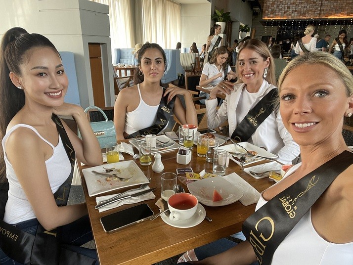 Đoàn Hồng Trang cùng thí sinh các nước tại Miss Global 2022