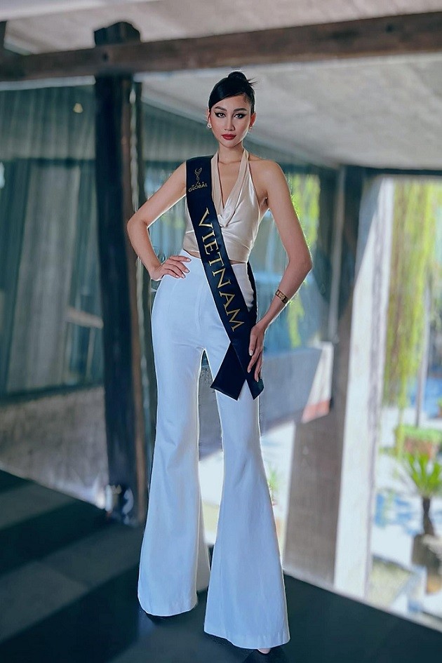 Đoàn Hồng Trang cùng thí sinh các nước tại Miss Global 2022