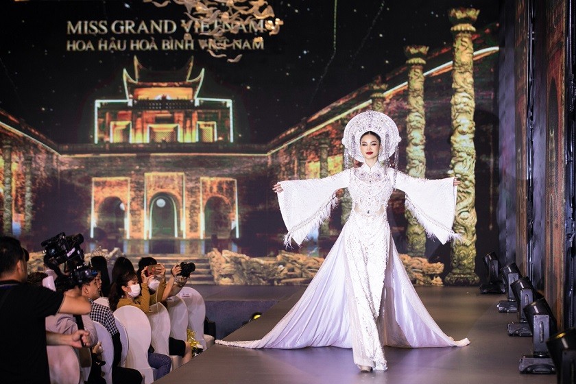 Tân Hoa hậu Hòa bình Thái Lan Engfa Waraha catwalk cùng trang phục truyền thống của Việt Nam tại buổi công bố Miss Grand Vietnam 2022. Tân Hoa hậu Hòa bình Thái Lan Engfa Waraha catwalk cùng trang phục truyền thống của Việt Nam tại buổi công bố Miss Grand Vietnam 2022.