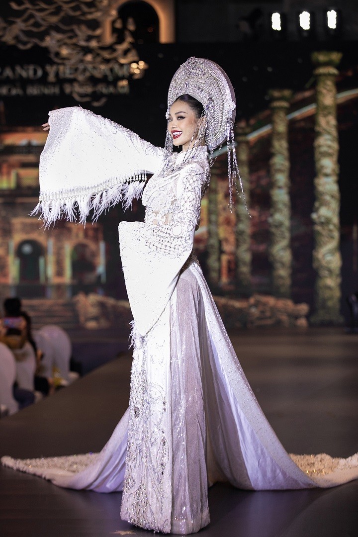 Mỹ nhân Thái Lan trình diễn áo dài cùng các Hoa hậu và Á hậu Việt Nam