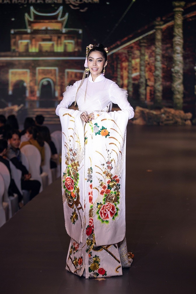 Mỹ nhân Thái Lan trình diễn áo dài cùng các Hoa hậu và Á hậu Việt Nam Mỹ nhân Thái Lan trình diễn áo dài cùng các Hoa hậu và Á hậu Việt Nam