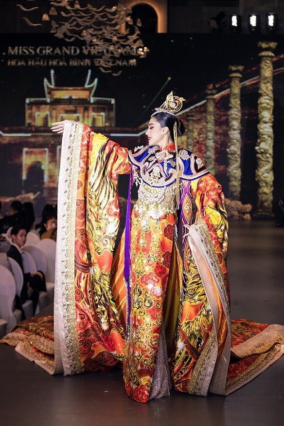 Mỹ nhân Thái Lan trình diễn áo dài cùng các Hoa hậu và Á hậu Việt Nam Mỹ nhân Thái Lan trình diễn áo dài cùng các Hoa hậu và Á hậu Việt Nam