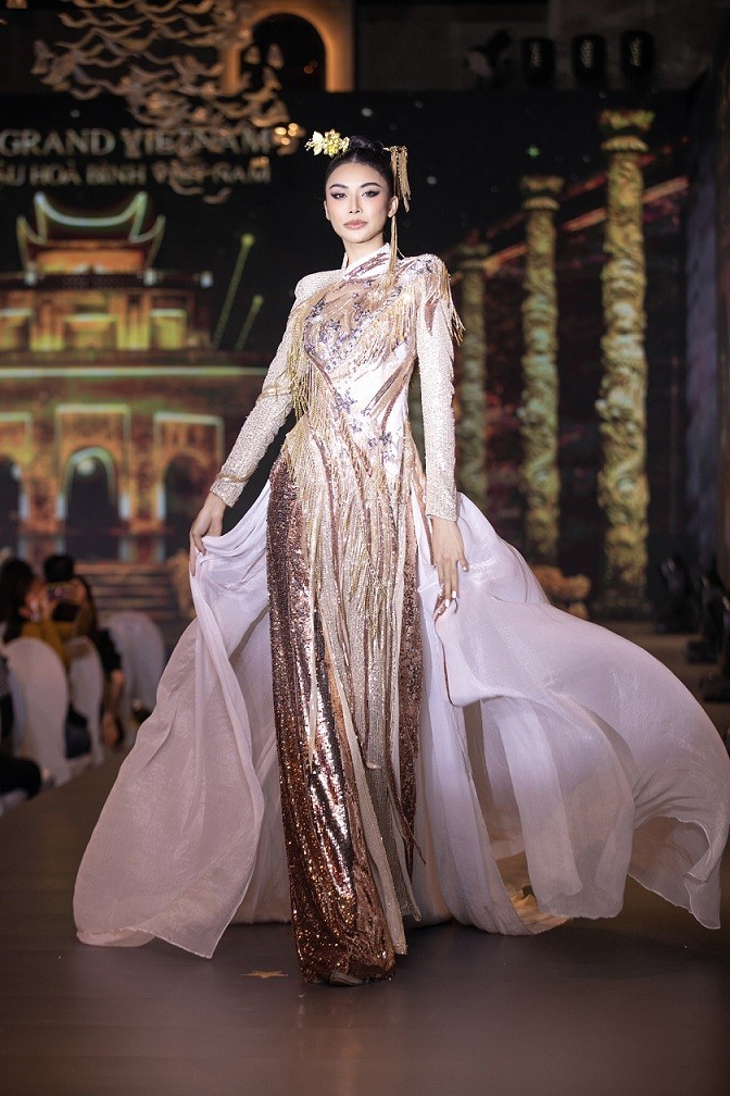 Mỹ nhân Thái Lan trình diễn áo dài cùng các Hoa hậu và Á hậu Việt Nam