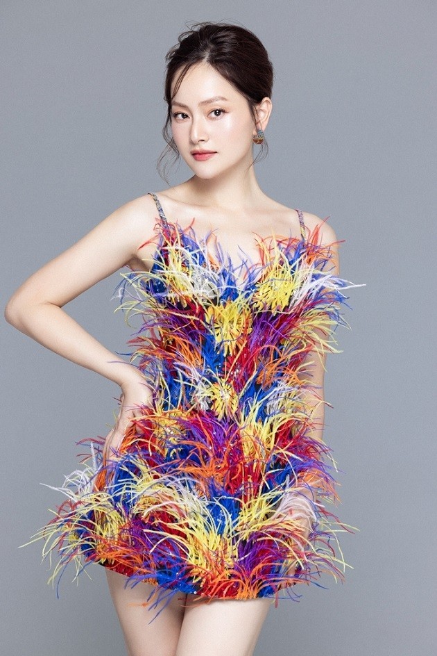 Mừng phim 'Thương ngày nắng về' được yêu thích, Lan Phương thực hiện bộ ảnh với hai gout thời trang phá cách và thanh lịch.