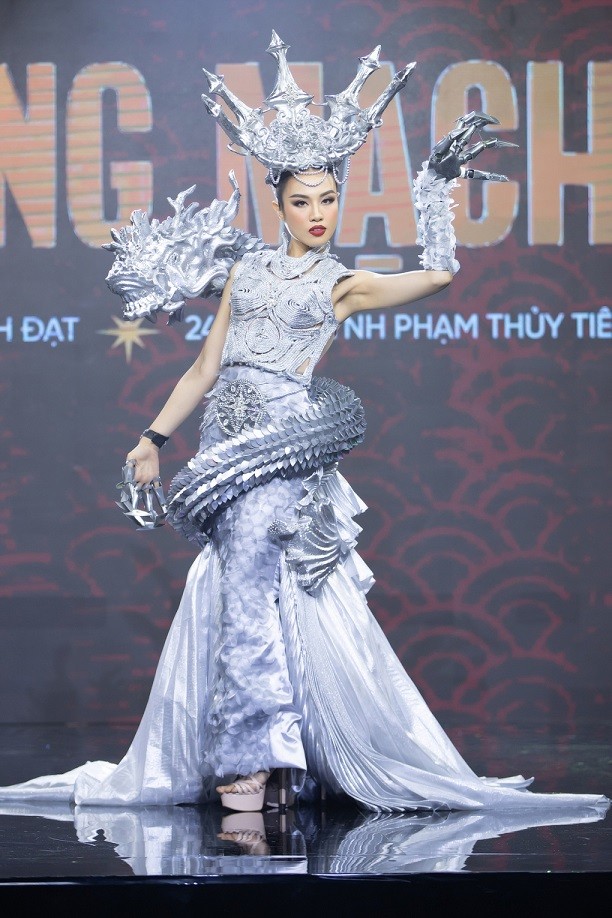 Huỳnh Phạm Thủy Tiên được khen catwalk chuyên nghiệp, thần thái thu hút khi diễn trang phục 'Long mạch' do Võ Thành Đạt thiết kế.