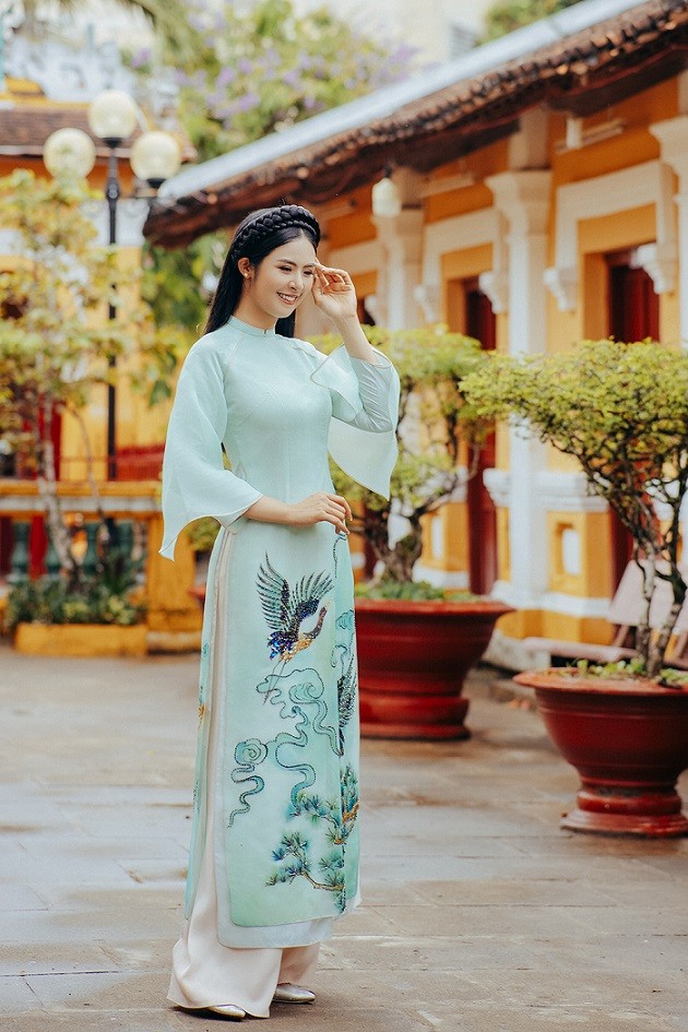 Ở tuổi 33, Ngọc Hân có cuộc sống bận rộn vì cùng lúc đảm đương nhiều trọng trách, trong đó có việc phát triển các thương hiệu áo dài, đồ vest và làm phó tổng giám đốc một tập đoàn bất động sản nghỉ dưỡng. Dù vậy, cô vẫn giữ được vẻ tươi tắn, rạng rỡ mỗi lần xuất hiện.