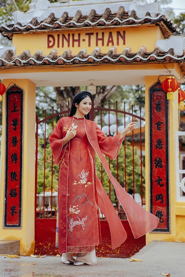Hoa hậu Ngọc Hân khoe sắc cùng áo dài tự thiết kế ở nhà cổ miền Tây