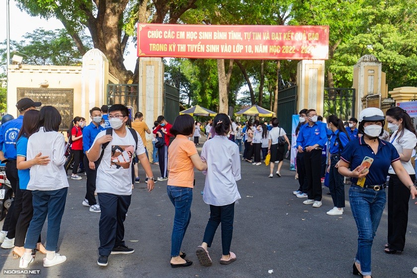 Gần 107.000 học sinh lớp 9 tại Hà Nội bước vào môn thi đầu tiên trong kỳ tuyển sinh lớp 10 THPT công lập. Tại điểm thi THPT Chu Văn An (Tây Hồ), phụ huynh đưa con đi thi được mời về ngay khi thí sinh đến điểm thi, tránh tập trung trước cổng trường.
