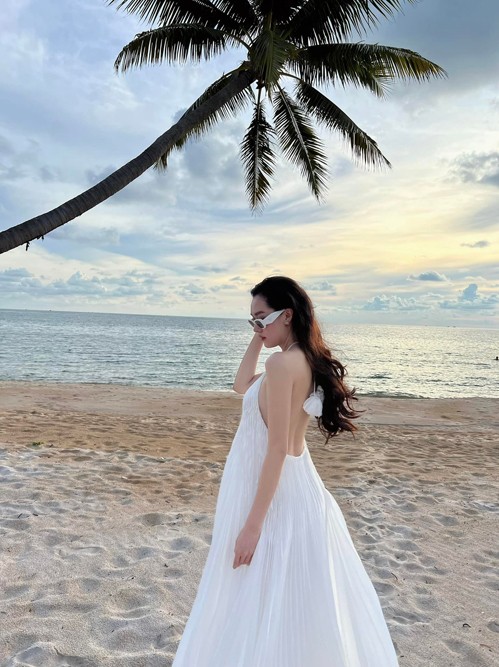 Á hậu Tường San khoe trọn lưng trần với mốt váy được nhiều người đẹp Việt lăng xê ở mùa Hè 2022. Mẫu thiết kế chiếm được cảm tình của phái đẹp nhờ sự bay bổng ở chất liệu và tạo cảm giác nhẹ nhàng, thoải mái nhờ phom không kén dáng. Á hậu Tường San khoe trọn lưng trần với mốt váy được nhiều người đẹp Việt lăng xê ở mùa Hè 2022. Mẫu thiết kế chiếm được cảm tình của phái đẹp nhờ sự bay bổng ở chất liệu và tạo cảm giác nhẹ nhàng, thoải mái nhờ phom không kén dáng.