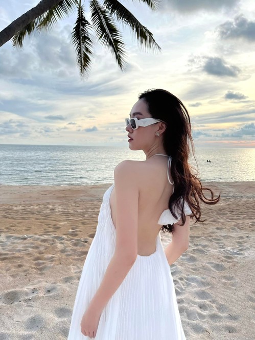 Bộ đầm được Tường San kết hợp đồng điệu cùng kính mắt hợp trend khi đi du lịch biển. Váy cổ yếm của cô còn được trang trí phần hoa 3D nhằm tăng sự duyên dáng cho khoảng lưng trần. Bộ đầm được Tường San kết hợp đồng điệu cùng kính mắt hợp trend khi đi du lịch biển. Váy cổ yếm của cô còn được trang trí phần hoa 3D nhằm tăng sự duyên dáng cho khoảng lưng trần.