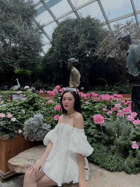 Tường San áp dụng triệt để công thức phối đồ white on white khi xuống phố. Váy trắng sexy luôn được sử dụng cùng kính mắt, túi xách tiệp màu. Tường San áp dụng triệt để công thức phối đồ white on white khi xuống phố. Váy trắng sexy luôn được sử dụng cùng kính mắt, túi xách tiệp màu.