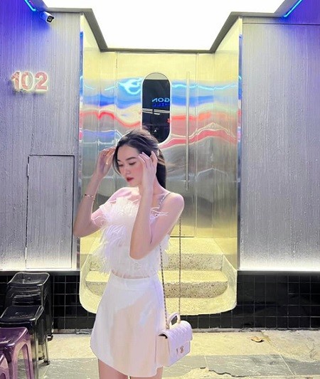 Túi Chanel da dê trắng được Tường San dùng làm điểm nhấn cho bộ trang phục kết hợp giữa áo lông vũ, chân váy ton-sur-ton. Túi Chanel da dê trắng được Tường San dùng làm điểm nhấn cho bộ trang phục kết hợp giữa áo lông vũ, chân váy ton-sur-ton.