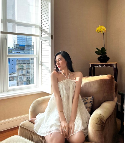 Thiết kế váy cánh bướm giúp Tường San khoe vai gầy, chân thon. Trang phục đơn sắc trở nên cuốn hút hơn nhờ chất liệu vải cotton trang trí hoa thêu và phối layer điệu đà. Thiết kế váy cánh bướm giúp Tường San khoe vai gầy, chân thon. Trang phục đơn sắc trở nên cuốn hút hơn nhờ chất liệu vải cotton trang trí hoa thêu và phối layer điệu đà.