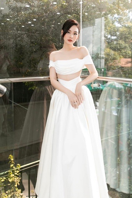 Với dòng trang phục dạ tiệc, Tường San vẫn ưu tiên đầm trắng đi kèm các chi tiết khai thác khoảng hở khoe vai, lưng nuột nà. Với dòng trang phục dạ tiệc, Tường San vẫn ưu tiên đầm trắng đi kèm các chi tiết khai thác khoảng hở khoe vai, lưng nuột nà.