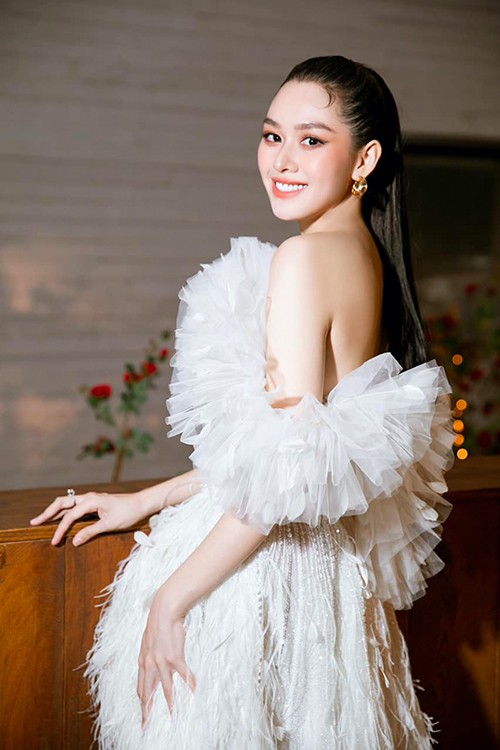 Váy dạ tiệc của Tường San được đính kết cườm, lông vũ tỉ mỉ. Phần thân trên còn được xếp lớp bèo nhún tạo cảm giác bồng bềnh. Váy dạ tiệc của Tường San được đính kết cườm, lông vũ tỉ mỉ. Phần thân trên còn được xếp lớp bèo nhún tạo cảm giác bồng bềnh.