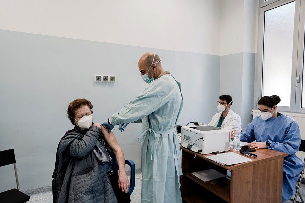 Covid-19: Colombia khuyến nghị tăng cường mũi 4 vaccine; Italy tăng cao ca nhiễm mới