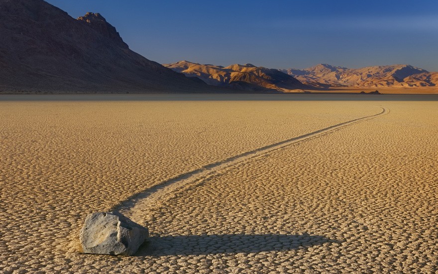 Mỹ: Bí ẩn những tảng đá tự di chuyển dười lòng hồ kho cạn ở thung lũng Chết