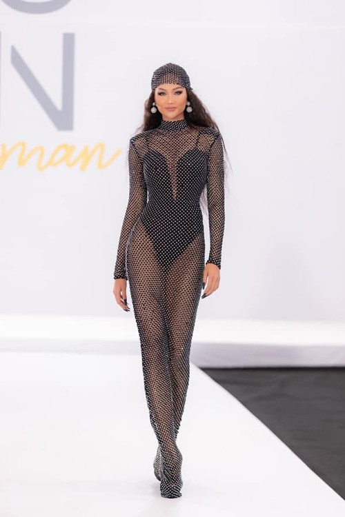 Váy lưới xuyên thấu là một trong những bộ cánh ấn tượng của H'Hen Niê khi ngồi ghế 'nóng' ở cuộc thi năm nay. Váy lưới xuyên thấu là một trong những bộ cánh ấn tượng của H'Hen Niê khi ngồi ghế 'nóng' ở cuộc thi năm nay.