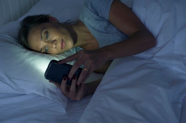 Dùng điện thoại trên giường có thể gây lão hóa da