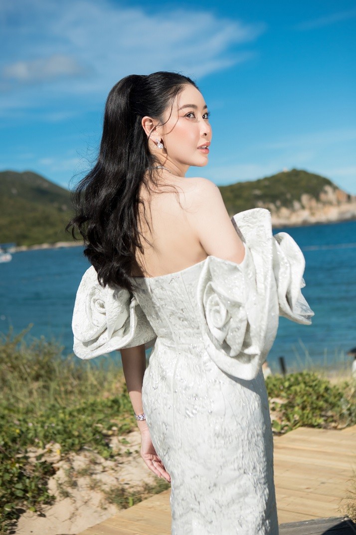 Hoa hậu Hà Kiều Anh mặc đầm phom dáng cổ điển.