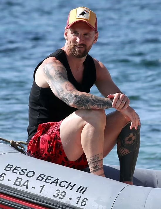 Thủ quân tuyển Argentina cùng vợ con và nhóm bạn thân thiết rong chơi ở vùng biển Địa Trung Hải từ tuần trước. 