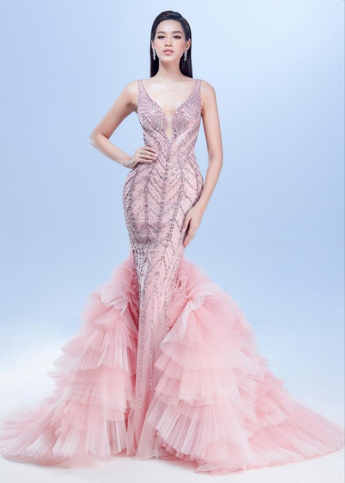 Khi ca sĩ Lâm Khánh Chi diện mẫu váy đầm giống các Hoa hậu Việt