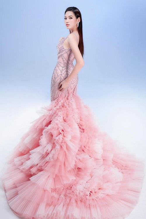 Khi ca sĩ Lâm Khánh Chi diện mẫu váy đầm giống các Hoa hậu Việt