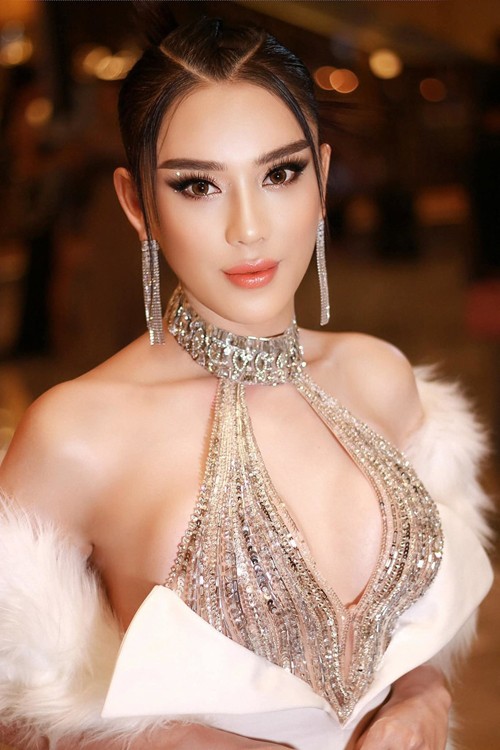 Khi ca sĩ Lâm Khánh Chi diện mẫu váy đầm giống các Hoa hậu Việt