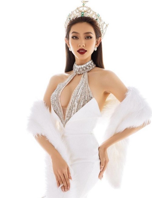 Khi ca sĩ Lâm Khánh Chi diện mẫu váy đầm giống các Hoa hậu Việt