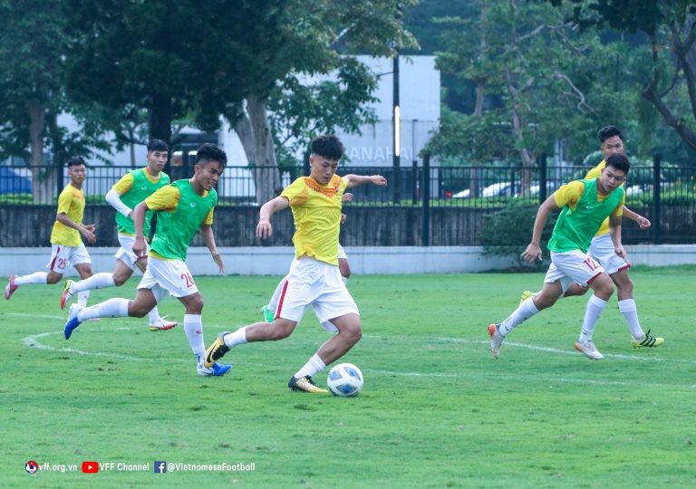 U23 Đông Nam Á 2022: Các cầu thủ U19 Việt Nam trên sân tập tại Indonesia U23 Đông Nam Á 2022: Các cầu thủ U19 Việt Nam trên sân tập tại Indonesia