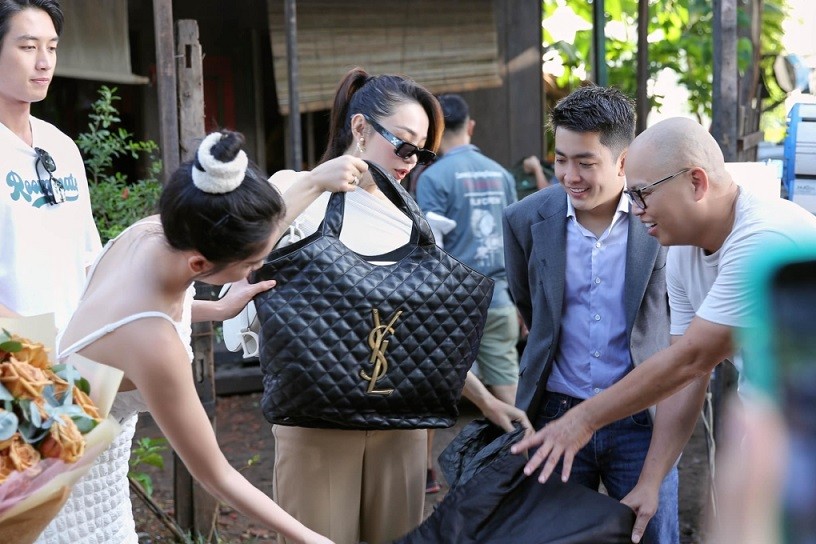 Phong cách đối lập của Minh Hằng và Ngọc Trinh khi dùng túi đôi Chanel