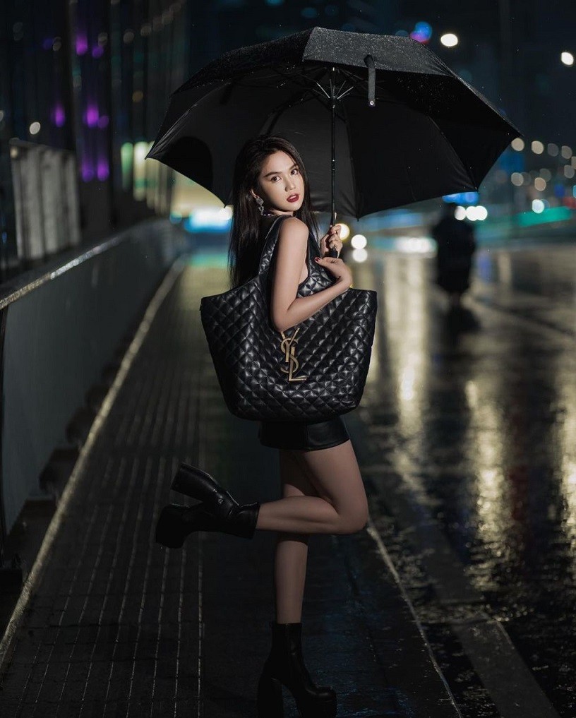 Phong cách đối lập của Minh Hằng và Ngọc Trinh khi dùng túi đôi Chanel