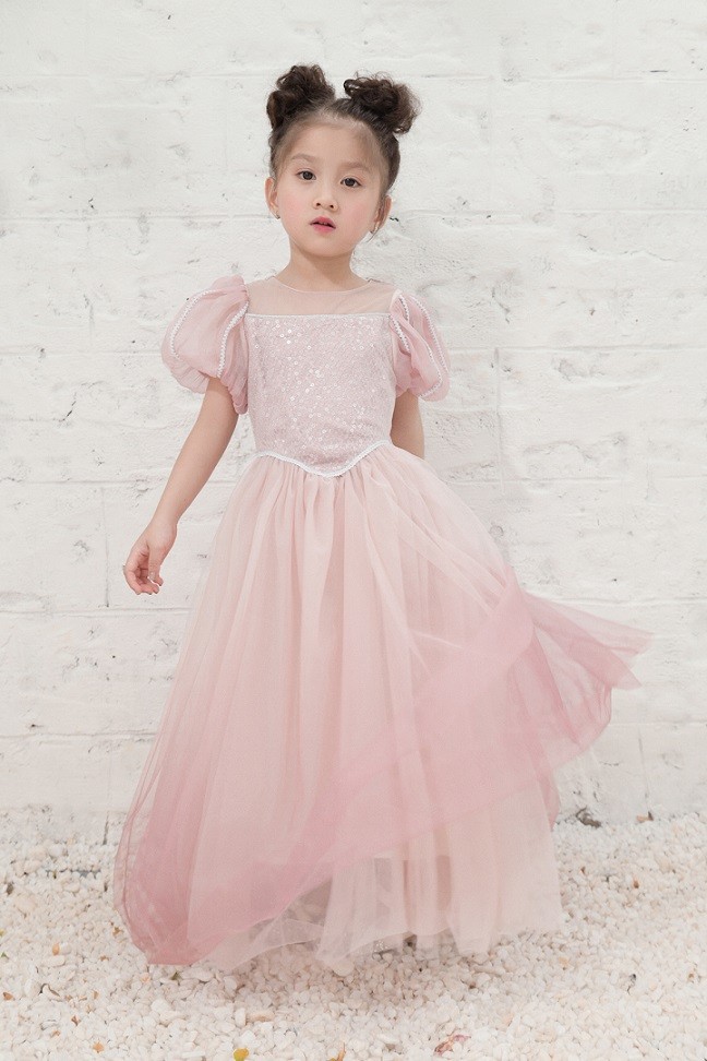 Hoa hậu Ngọc Châu đồng điệu style bánh bèo thực hiện bộ ảnh với các mẫu nhí