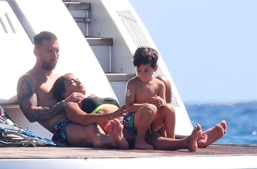 Vợ chồng siêu sao Argentina tiếp tục kỳ nghỉ hè bất tận tại vùng biển Tây Ban Nha hôm 28/6. Trên du thuyền, Messi để bà xã Antonella nằm dựa vào người tắm nắng trong khi cậu con trai ngồi lên chân mẹ.