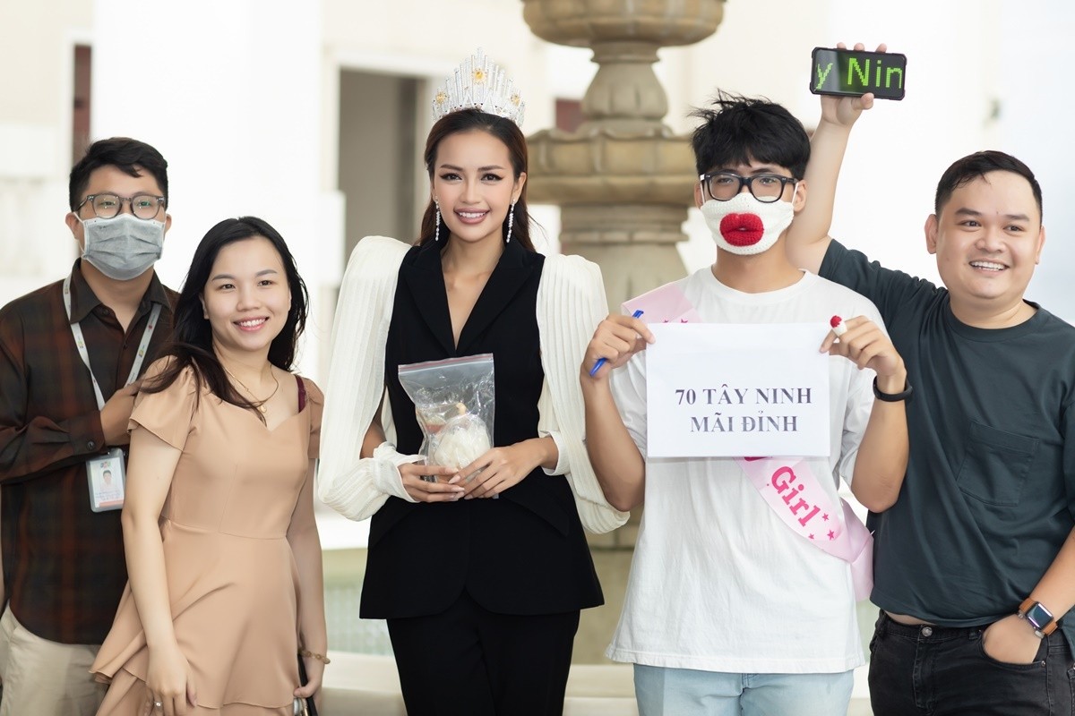 Hoa hậu Hoàn vũ Việt Nam 2022 và hai á hậu giao lưu người hâm mộ