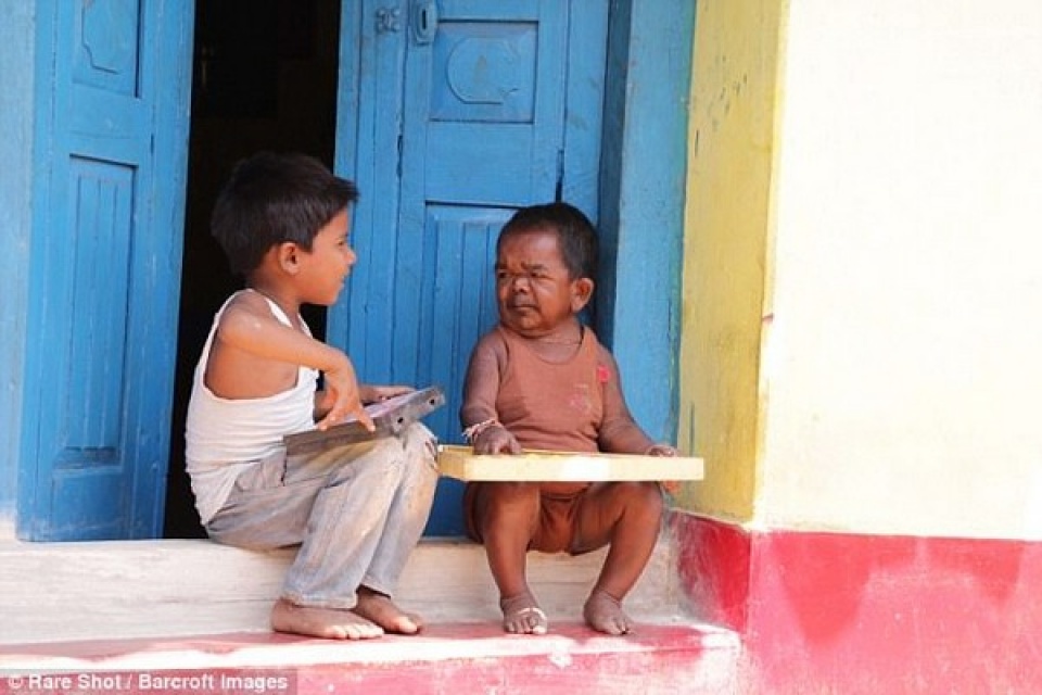 Người đàn ông 50 tuổi trong hình hài đứa trẻ cao 73cm nguoi dan ong 50 tuoi trong hinh hai dua tre cao 73cm